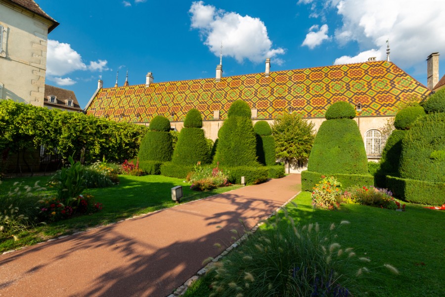 Est-il nécessaire de réserver sa visite des Hospices de Beaune à l'avance ?