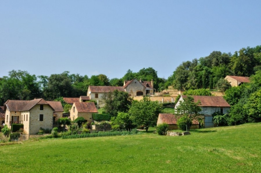 Où se trouve exactement le château de Fénelon à Sainte Mondane ?