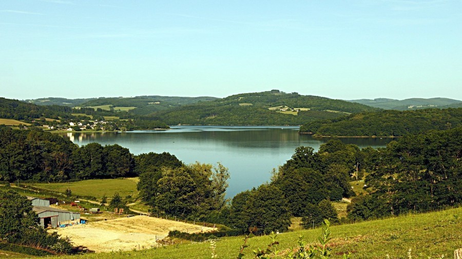 Où se trouve le lac de Pannecière ?