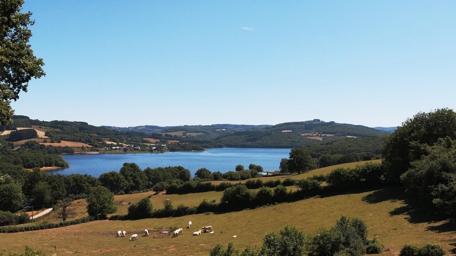 Y a-t-il un camping près du lac de la Pannecière ?